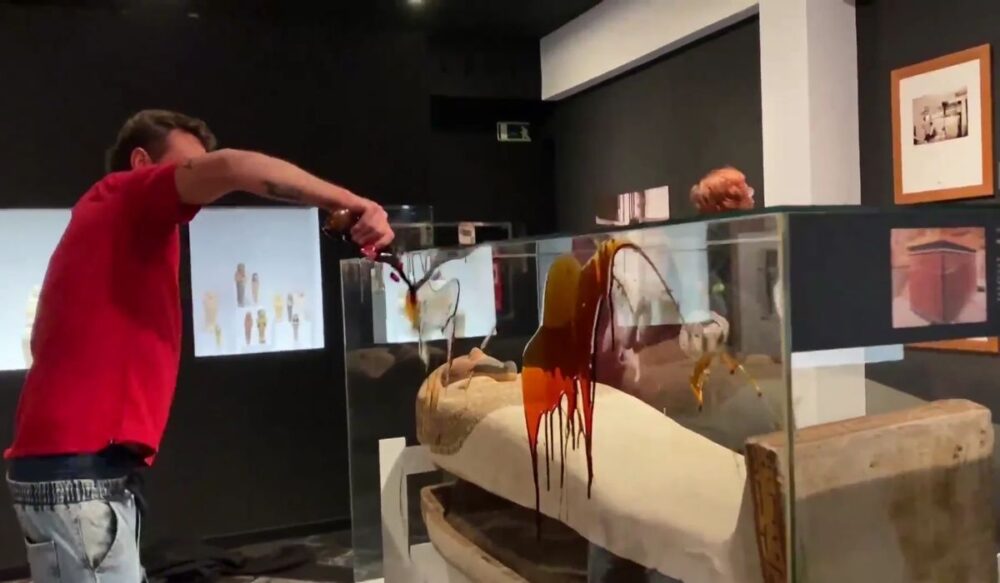 ចាក់​ជះ​ធាតុ​រាវ​ក្នុង​ពិព័រណ៍​សាកសព​អប់ (ម៉ាំ​មី/Mummy) ដើម្បី​អំពាវនាវ​ឱ្យ​ការពារ​បរិស្ថាន (វីដេអូ)