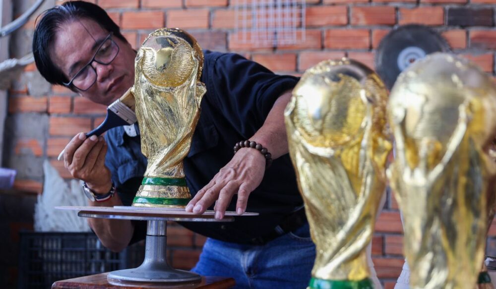 បុរស​ដែលមាន​ជំនាញ​ក្នុង​ការផលិត «ពានមាស» សម្រាប់ World Cup