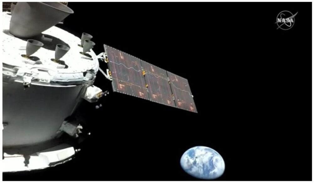 យានអវកាស​​នៃ​បេសក​កម្ម​ Artemis 1 ថតរូបសែលហ្វ៊ី​ជាមួយ​​ផែនដី​ ពេល​កំពុង​ហោះ​ទៅ​ឋាន​ព្រះចន្ទ