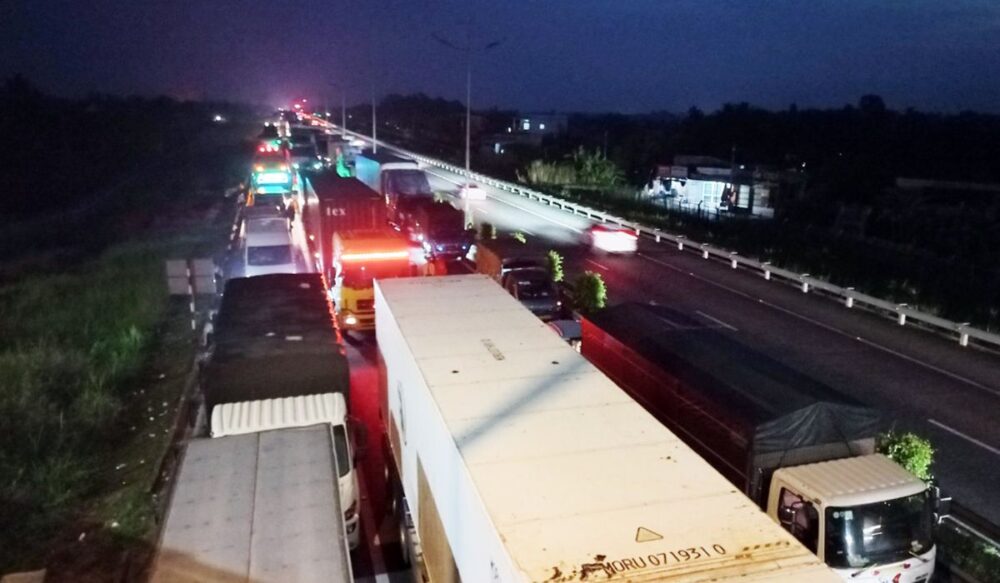 ចរាចរណ៍​លើផ្លូវ​ល្បឿន​លឿន កក​ស្ទះ​​ជិត​ 10 ​គីឡូ​ម៉ែត្រ​ នៅ​​វៀតណាម​ បន្ទាប់​ពី​​មាន​​គ្រោះ​ថ្នាក់​រថយន្ត