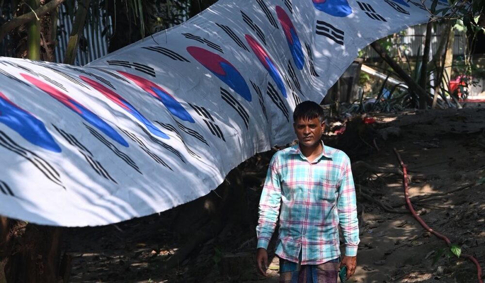 អ្នកគាំទ្រ​បាល់ទាត់​មកពី បង់​ក្លា​ដែ​ស ត​ទង់ជាតិ​ប្រវែង​ជាង 3 គីឡូម៉ែត្រ ដើម្បី​លើកទឹកចិត្ត​ក្រុម​ជម្រើសជាតិ​កូរ៉េខាងត្បូង