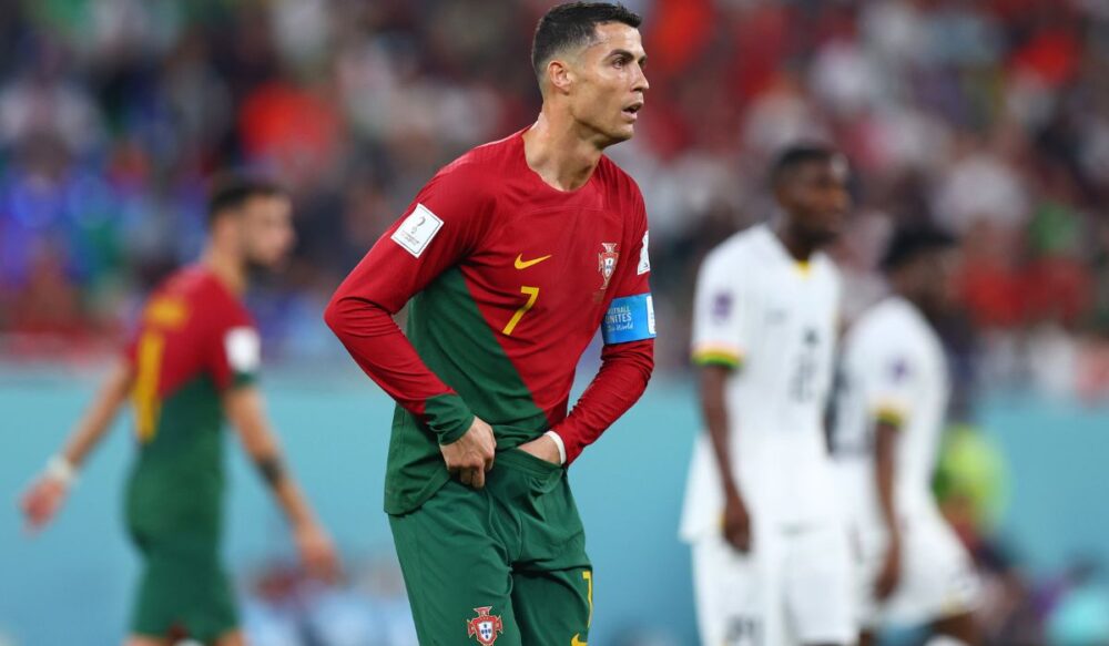 (World Cup 2022) – Ronaldo លូកដៃ​ចូលក្នុង​ខោ​យក​អាហារ​មក​ទំពា​ហូប​ក្នុងពេល​ប្រកួត