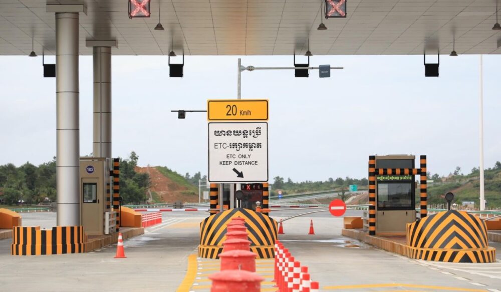 ផ្លូវ​ល្បឿន​លឿន​ភ្នំពេញ-សីហនុ ផ្ដល់​ឧបករណ៍ ETC-OBU ដើម្បី​ប្រើ​គន្លង ETC ដោយ​ឥតគិតថ្លៃ បំណង​ចូលរួម​ទប់ស្កាត់​ការកកស្ទះ​ចរាចរណ៍​នៅ​បញ្ជរ​បង់ប្រាក់