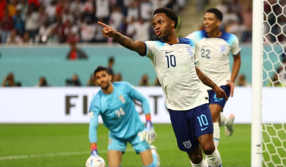 កីឡាករ​អង់គ្លេស Sterling ចាក​ចេញពី World Cup ដោយសារតែ​ចោរ​ចូល​ផ្ទះ