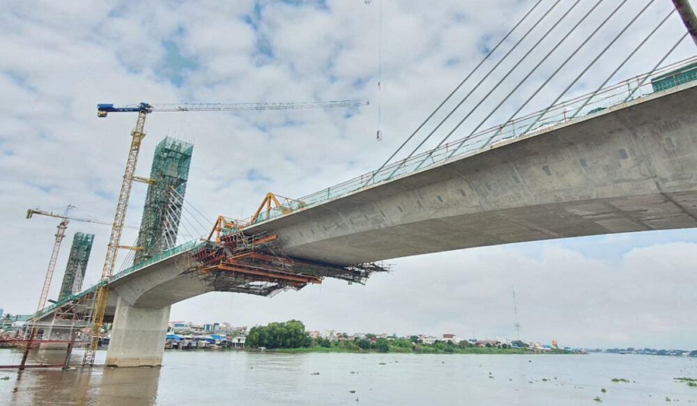 គម្រោង​​ស្ថាបនា​​ស្ពាន​ខ្សែ​កាប​ឫស្សី​កែវ​ឆ្លង​កាត់​ទន្លេ​សាប​ សម្រេច​លទ្ឋផល​បាន​ជិត​ 90%