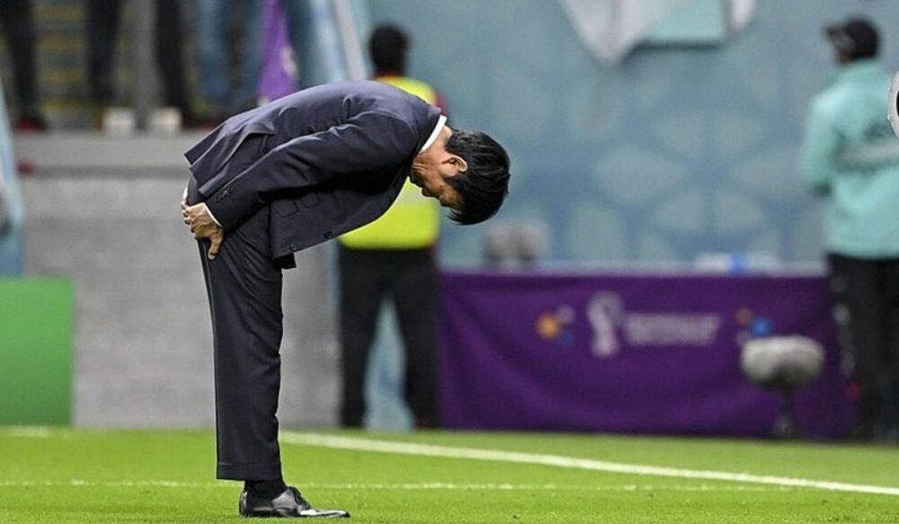 (World Cup 2022)- គ្រូបង្វឹក​ជប៉ុន ឱនក្បាល​នៅ​ចំពោះមុខ​អ្នកគាំទ្រ ក្រោយ​ការប្រកួត​ជាមួយ​ក្រូ​អាត