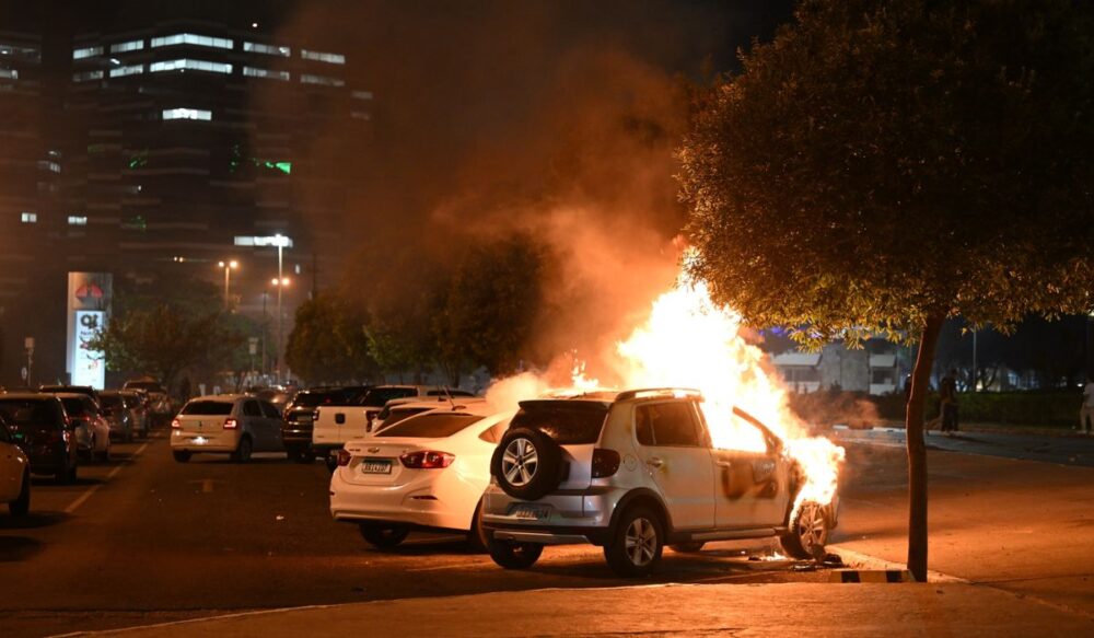 អ្នកគាំទ្រប្រធានាធិបតីប្រេស៊ីល ដុតរថយន្ត និងប៉ះទង្គិចជាមួយប៉ូលិស