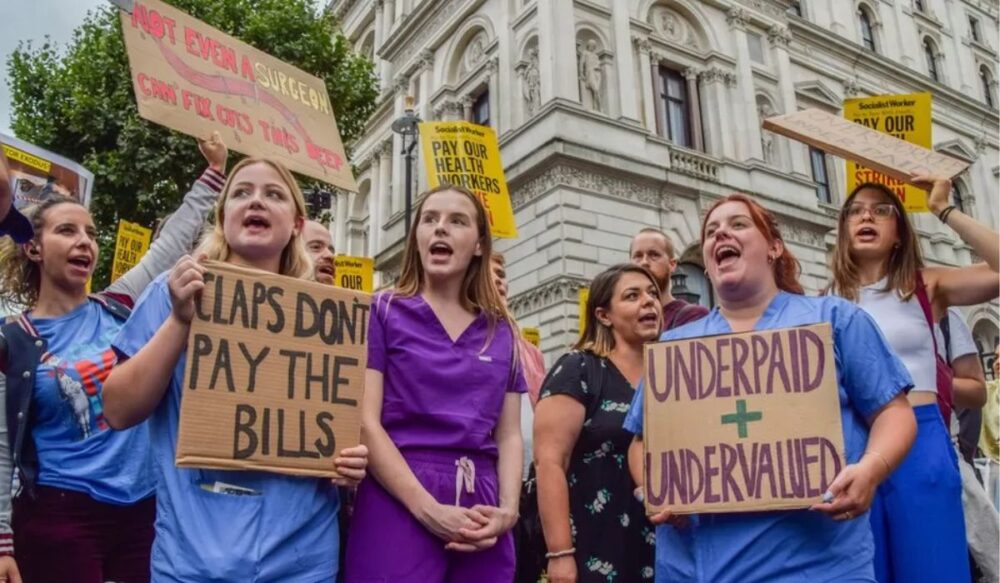 គិលានុបដ្ឋាក​​អង់គ្លេស 100,000 នាក់ ចូលរួម​ធ្វើ​កូដកម្ម​ធំ​មិន​ធ្លាប់មាន​ពីមុនមក