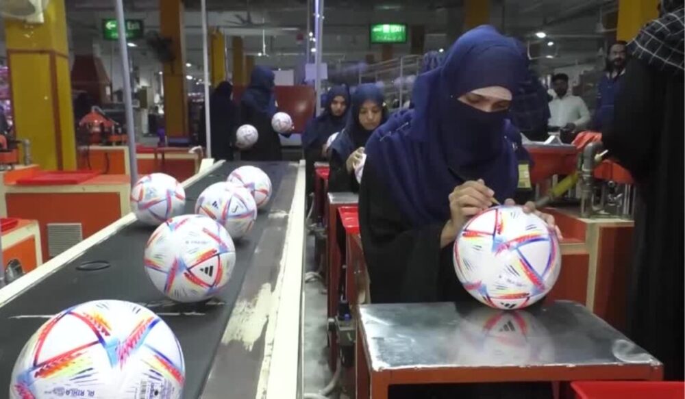 Sialkot គឺជាប្រភពផលិត និងផ្គត់ផ្គង់បាល់ទាត់ដ៏ធំរបស់ពិភពលោក