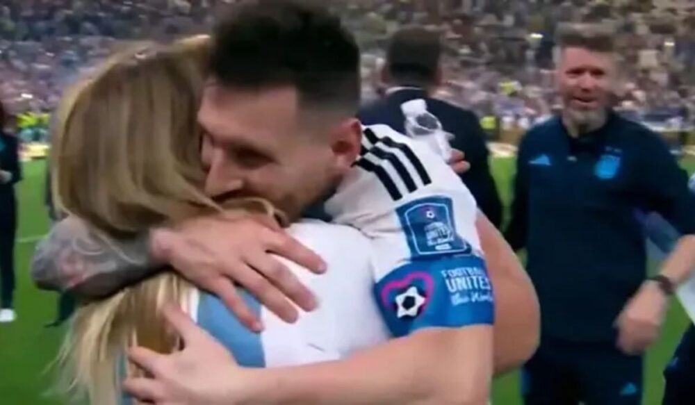 ស្ត្រី​ម្នាក់​ដែល Messi ឱប​​ដោយ​សុភមង្គល​ដំបូង​គេ​ក្រោយ​វគ្គ​ផ្ដាច់ព្រ័ត្រ World Cup 2022 ជា​អ្នកណា?