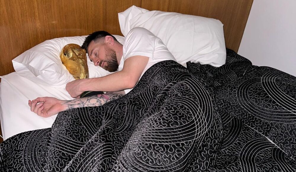 Lionel Messi គេង​ជាមួយ​ពានមាស World Cup 2022