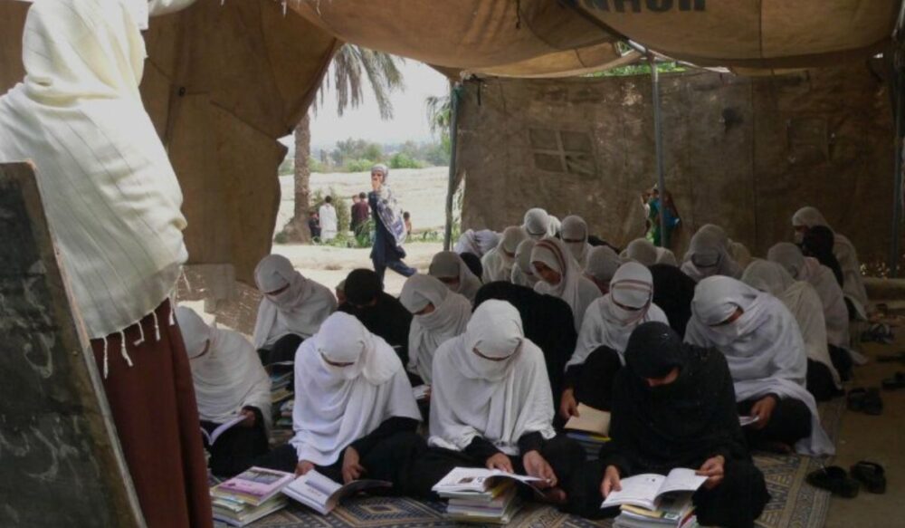 សិស្សស្រី​នៅ អា​ហ្វ​ហ្គា​នី​ស្ថាន អស់សង្ឃឹម ព្រោះតែ​របប​តា​លី​បង់ ហាម​ការសិក្សា