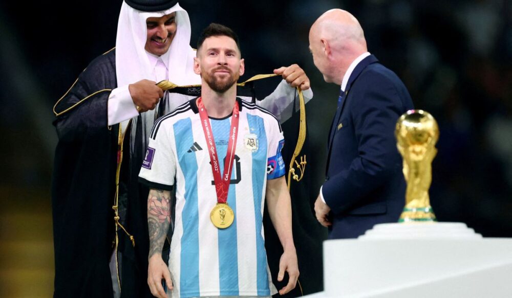 អាវ​មហាក្សត្រ​ប្រទាន​របស់ Messi ត្រូវ​បាន​តំណាងរាស្ត្រ​អូ​ម៉​ង់ ស្នើ​ទិញ​​ក្នុងតម្លៃ​ខ្ពស់