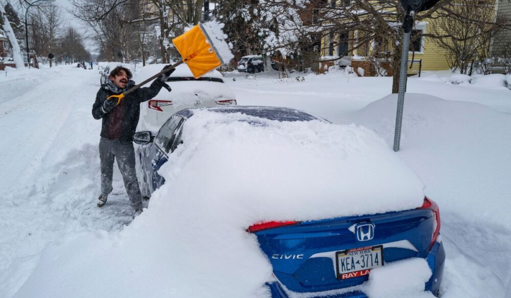 មនុស្ស​ជិត​ម្ភៃ​នាក់​បាន​ស្លាប់​ព្រោះតែ​ព្រឹល​ធ្លាក់​ខ្លាំង​នៅ New York