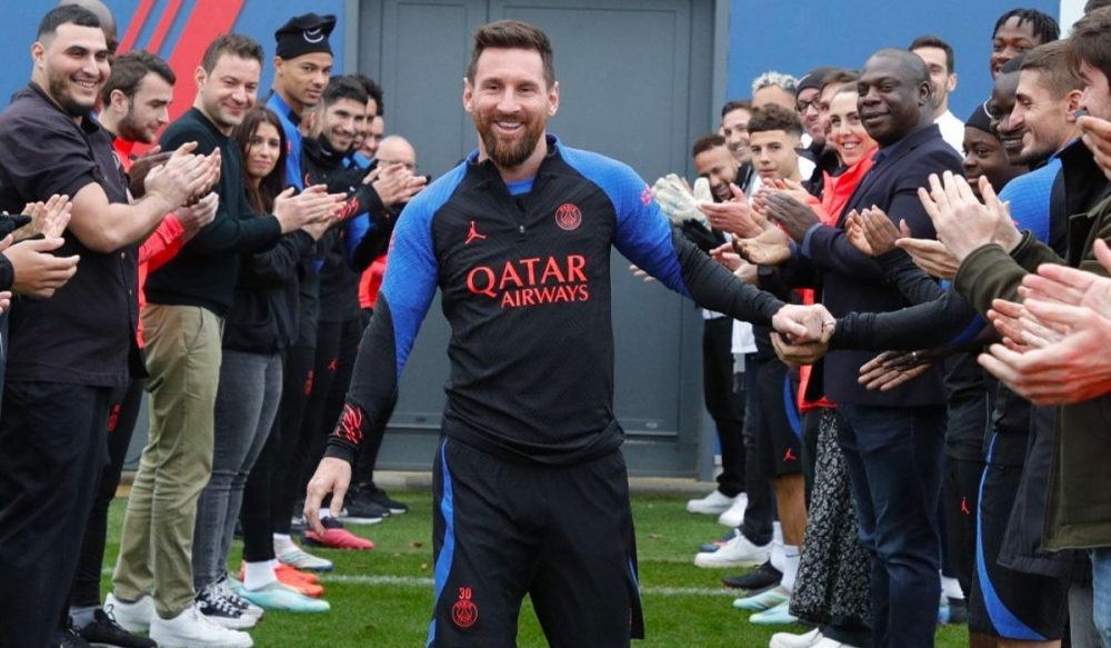 មិត្ត​រួម​ក្រុម​នៅ​​បារាំង ឈរ​ជា​ជួរ ទទួល​ស្វាគមន៍ Lionel Messi មក​កាន់​ក្លឹប PSG