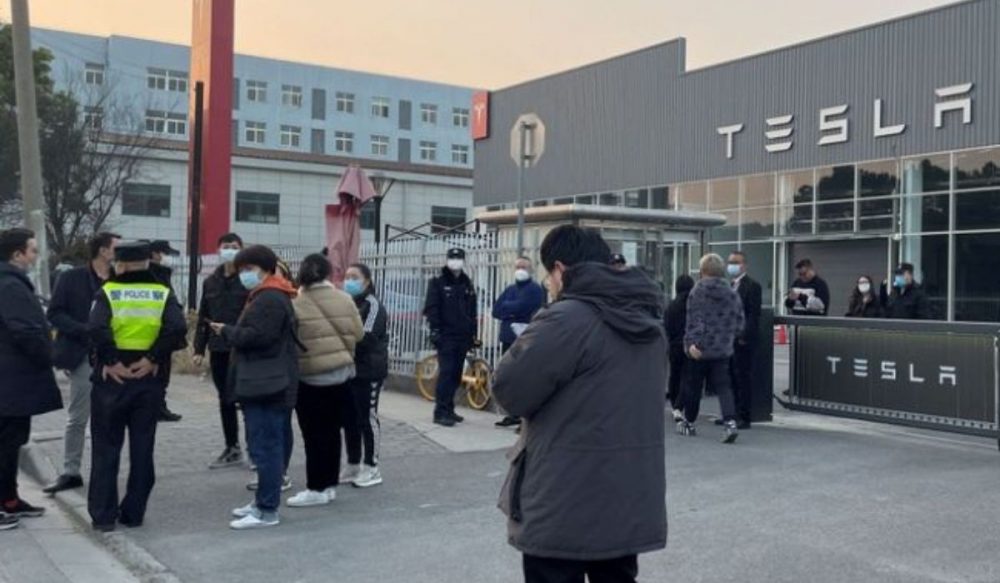 រថយន្តអគ្គិសនី Tesla ត្រូវ​បាន​បញ្ចុះតម្លៃ​ខ្លាំង នាំឱ្យ​អតិថិជន​ចិន​ធ្វើបាតុកម្ម