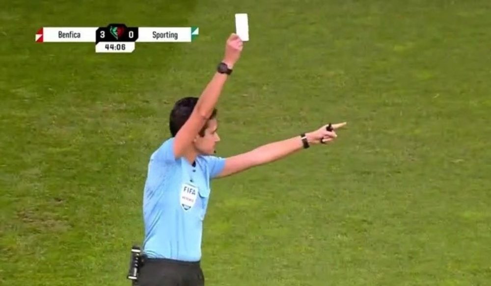 អាជ្ញាកណ្ដាល​ «បញ្ចេញ​កាត​ស» ​នៅ​ព័រទុយហ្កាល់ ក្នុង​ការ​ប្រកួត​បាល់​ទាត់​នារី