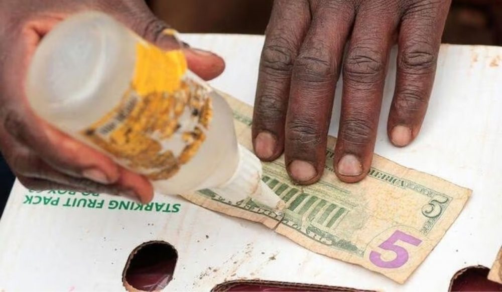 មុខរបរ​ប៉ះ​ភ្ជាប់​ក្រដាស​ប្រាក់​​​ដុល្លារ​​អាម៉េរិក​ដាច់​រហែល​នៅ​ស៊ីម​បា​វ៉េ