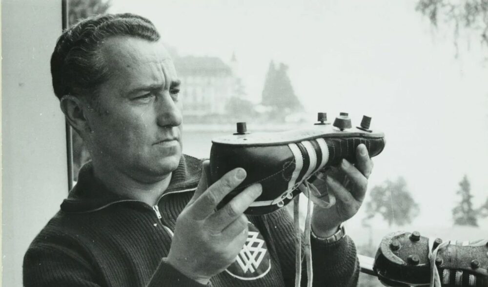 ក្រុមហ៊ុន Adidas បច្ចុប្បន្ន​គឺ​កើតចេញពី​រោង​ជាង​ស្បែកជើង​តូច​មួយ​​នៅក្រោយ​ផ្ទះ