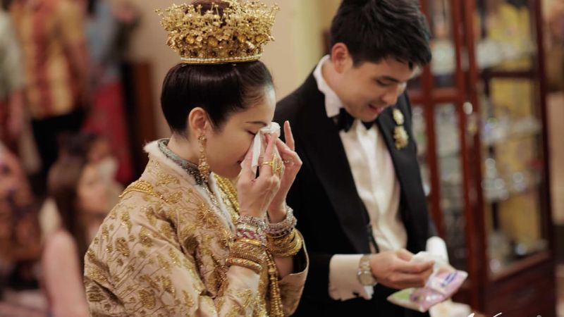 «បវរកញ្ញា​កែ​ភេទ​ស្អាត​បំផុត​នៅ​ថៃ» ពាក់​មកុដ​ដាំ​មាស​​​ក្នុង​ថ្ងៃ​រៀបការ