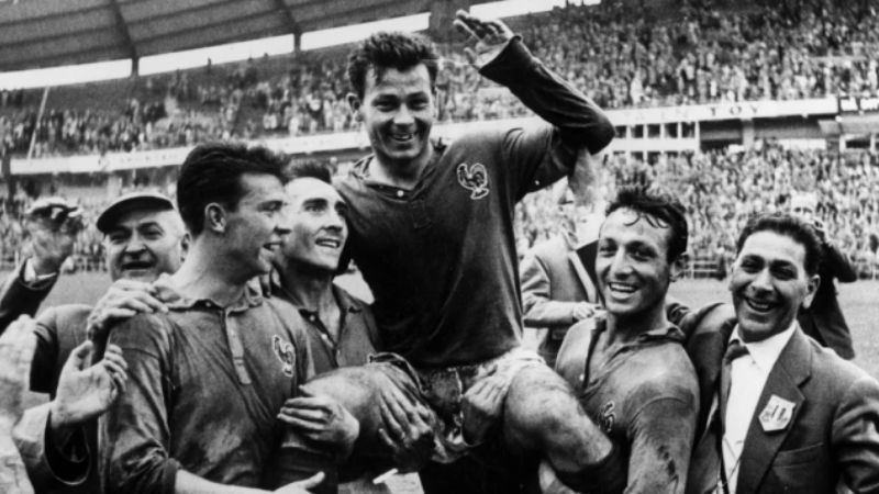 កីឡាករ​បាល់ទាត់​ដែល​ស៊ុត​បញ្ចូល​ទី​បាន​ច្រើន​គ្រាប់​ជាងគេ​នៅ​មួយ​រដូវ World Cup បានទទួល​មរណភាព