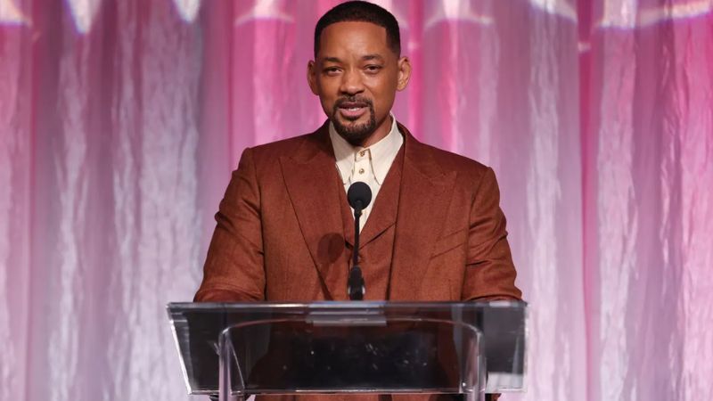 Will Smith ទទួលបាន​ពានរង្វាន់​លើកដំបូង​ក្រោយហេតុ​វាយ​មនុស្ស​លើ​វេទិកា