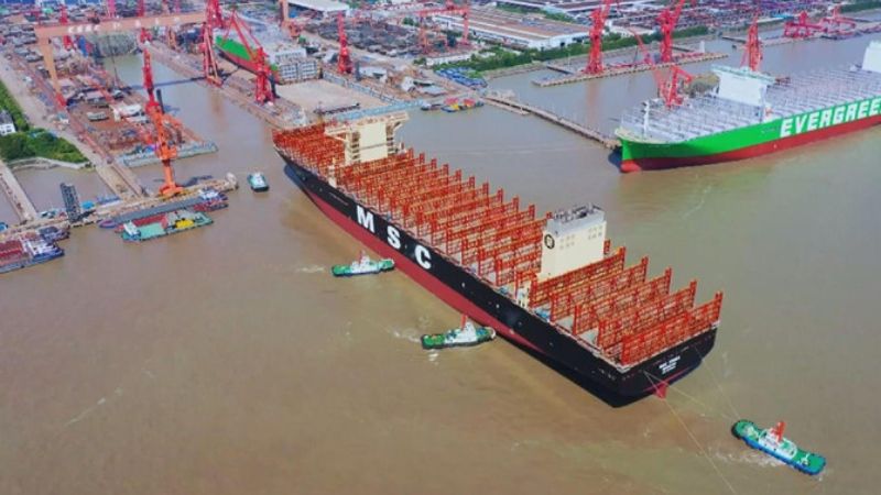 ចិនប្រគល់កប៉ាល់ដឹកកុងតឺន័រធំជាងទីលានបាល់ទាត់បួនដងដល់អតិថិជន