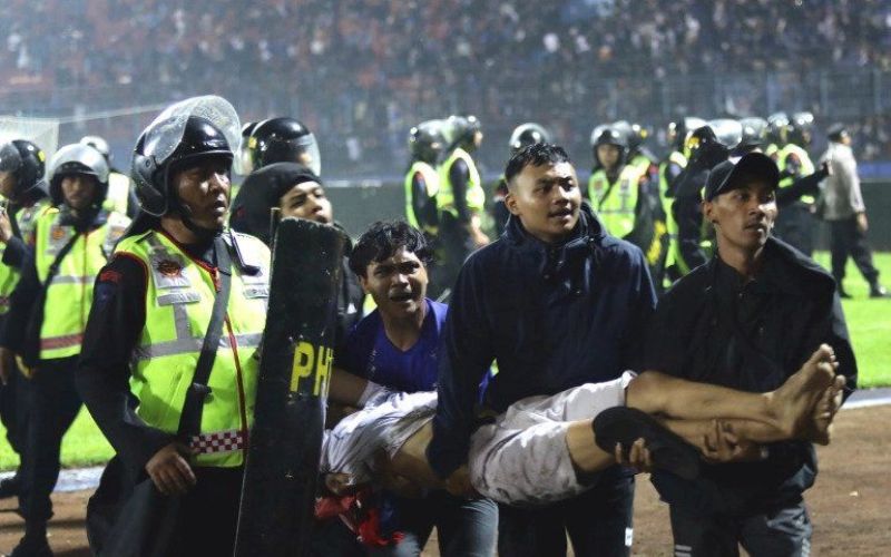 ក្នុងករណី​រត់​ជាន់គ្នា​ស្លាប់​ជាង 100 នាក់​នៅ​កីឡដ្ឋាន​របស់​ឥណ្ឌូណេស៊ី មន្ត្រី​ពីររូប​ត្រូវ​ជាប់ពន្ធនាគារ​