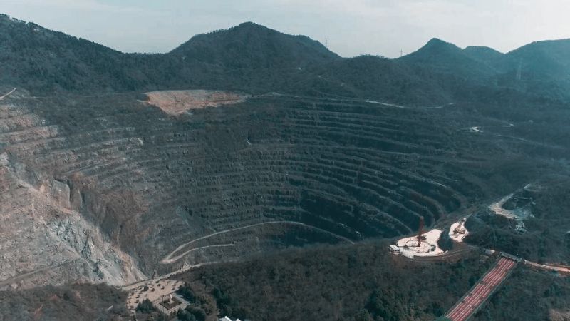 អាជ្ញាធរ​ចិន​កែប្រែ​អណ្ដូងរ៉ែ​ដែក​ទៅជា​ឧទ្យាន​ជាតិ​បៃតង (វីដេអូ)