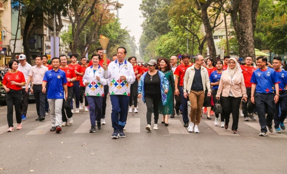 ពិធី​ដង្ហែ​ភ្លើងគប់ SEA Gamers 32 ចាប់ផ្ដើម​ចេញដំណើរ​ពី​វៀតណាម