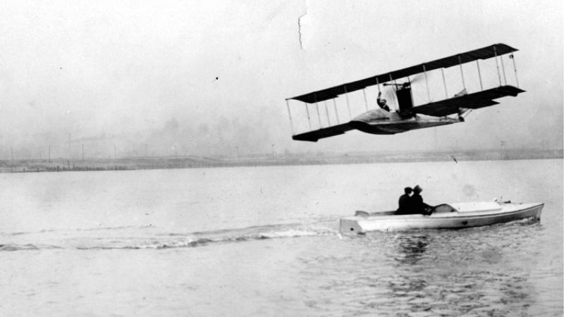 ជើងហោះហើរ​ដឹក​អ្នកដំណើរ​ដំបូង​គេ​លើ​ពិភពលោក