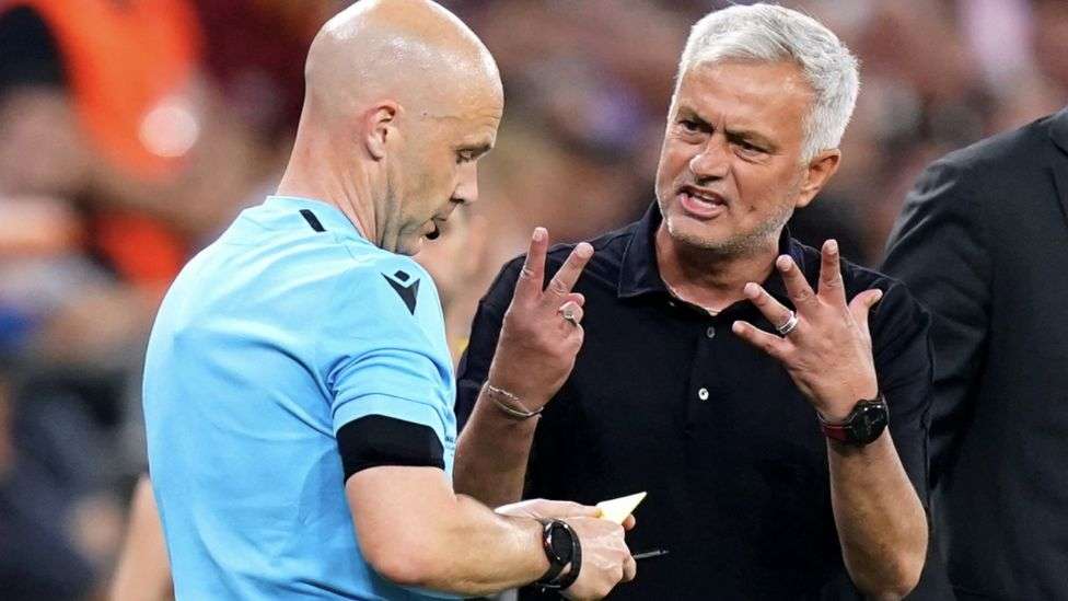 គ្រូបង្វឹក Mourinho អាច​រង​ការពិន័យ​ធ្ងន់ធ្ងរ ក្រោយពី​ជេរ និង​ចោទ​អាជ្ញាកណ្ដាល​នៅ Europa League