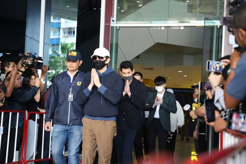 វគ្គបង្ហាញមុខជនសង្ស័យទាំង ១៨រូប នៅក្នុងគម្រោងក្លែងបន្លំ និងឆបោក របស់ក្រុមហ៊ុន ដឺ អាយ​ខុន​ គ្រុប ក្រុមហ៊ុនទីផ្សារបែបពីរ៉ាមីតដ៏ធំរបស់ប្រទេសថៃ